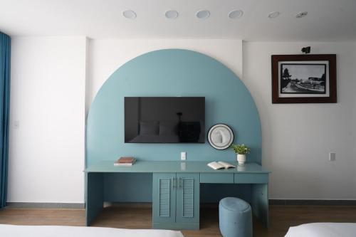 a desk in a room with a blue wall at Dream Light Villa in Khu Chi Lăng