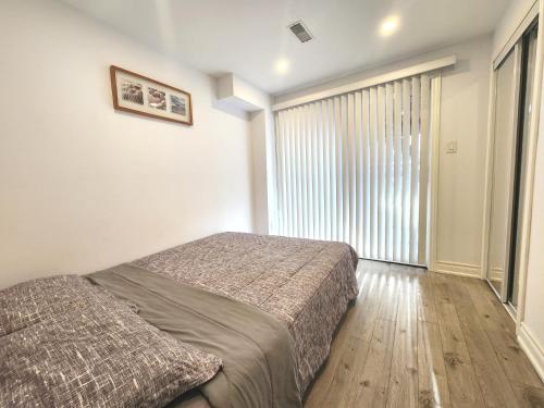 Postel nebo postele na pokoji v ubytování Cozy Walkout Suite
