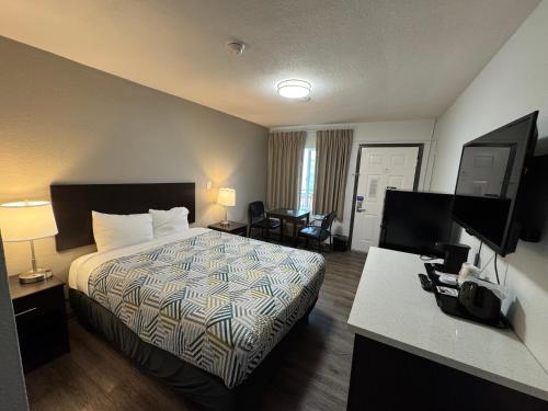 una camera d'albergo con un letto e una scrivania di Studio 6 Suites Vancouver WA Waterfront a Vancouver