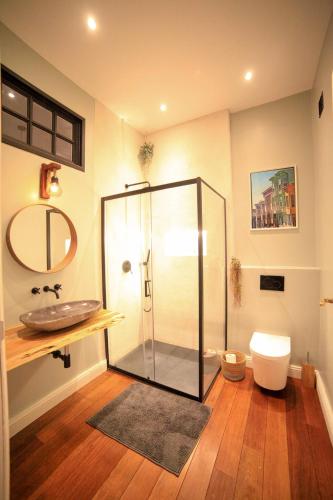 a bathroom with a glass shower and a toilet at Maison d'hôtes de Xavier in Brussels