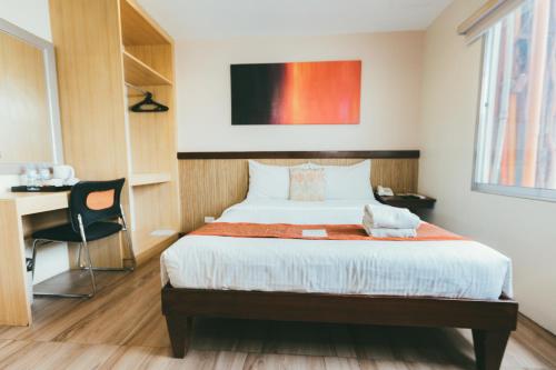 Ένα ή περισσότερα κρεβάτια σε δωμάτιο στο NS Royal Hotel