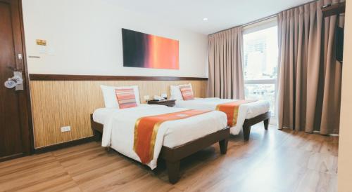 Ένα ή περισσότερα κρεβάτια σε δωμάτιο στο NS Royal Hotel