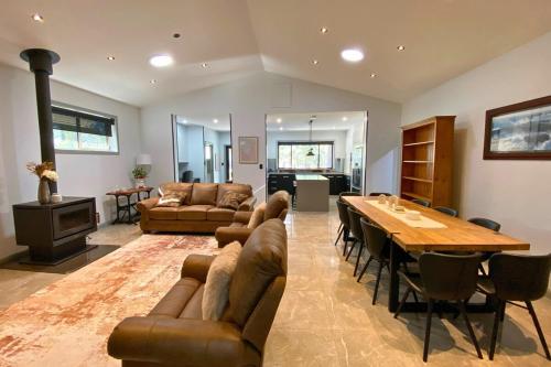 Ruang duduk di Vineyard Retreat entire home