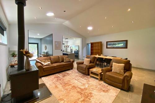 Ruang duduk di Vineyard Retreat entire home