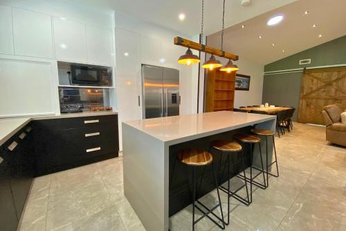 Dapur atau dapur kecil di Vineyard Retreat entire home