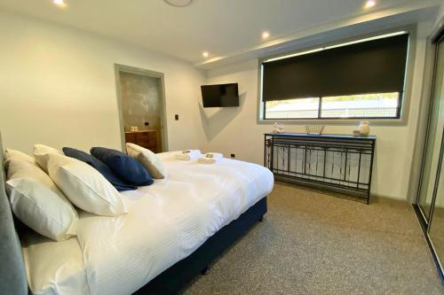 Katil atau katil-katil dalam bilik di Vineyard Retreat entire home