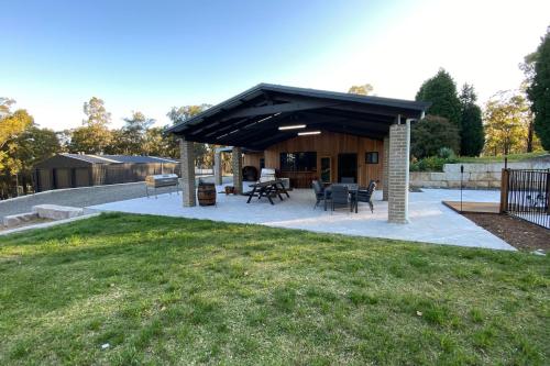Taman di luar Vineyard Retreat entire home