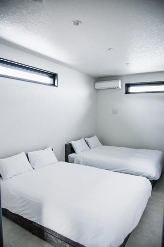 Postel nebo postele na pokoji v ubytování 新築 プールヴィラ 瀬底リシェス -2泊以上のご予約で1朝食プレゼント-