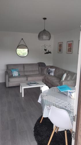 un salon avec un canapé et une table dans l'établissement Appartement rénové pied des pistes coeur station, à Besse-et-Saint-Anastaise