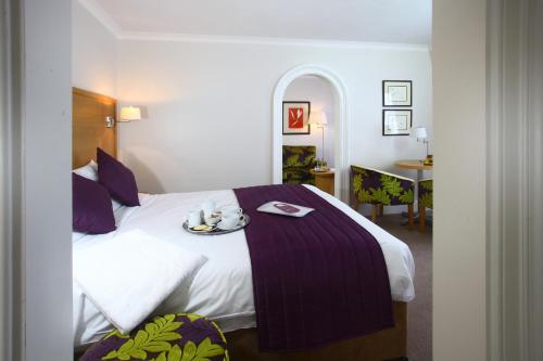 A bed or beds in a room at The Chequers Hotel 