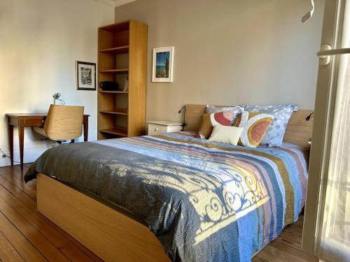 - une chambre avec un lit, un bureau et une chaise dans l'établissement Excellent 3BR 69m2 Puteaux, à Puteaux