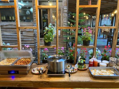ein Tisch mit Essen darauf in der Unterkunft Baan IngDao MaekamPong Chiang Mai in Ban Pok Nai