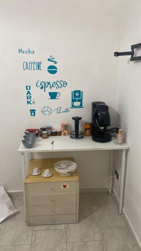 einen Tisch in einem Zimmer mit einem Schild an der Wand in der Unterkunft BB casa vacanza in Catania