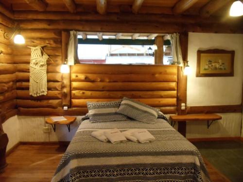 1 dormitorio con 1 cama con 2 toallas en Patagonia Playa Suites en Mar de las Pampas