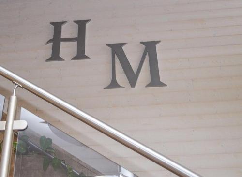 a sign that says hm on the side of a building at Hotel Malena in Caravaca de la Cruz