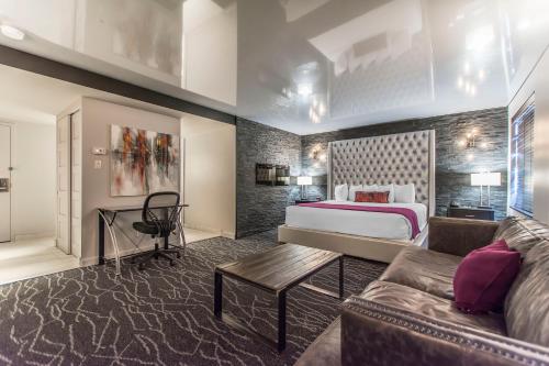 um quarto de hotel com uma cama e um sofá em Quality Inn Rouyn-Noranda em Rouyn