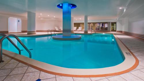 una grande piscina in una camera d'albergo con piscina di Hotel Manoir Victoria a Québec