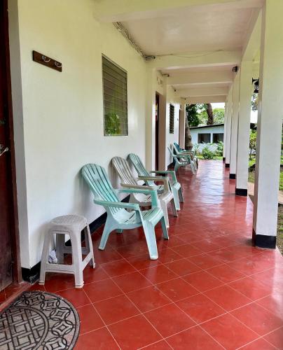 a row of chairs sitting on a porch at Hospedaje Soma in Moyogalpa