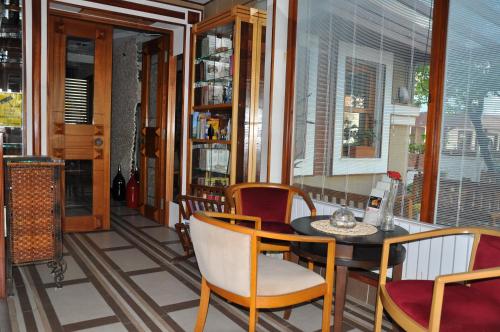 a dining room with a table and chairs at Butik Pendik Hotel in Istanbul