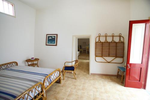パトゥにあるParadiseのベッドルーム1室(ベッド1台、赤いドア付)