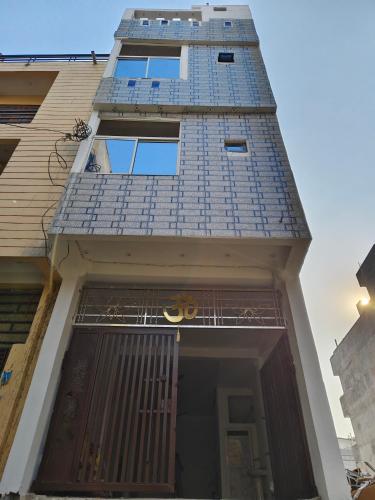 ゴーラクプルにあるFloat View Home stayの高い建物