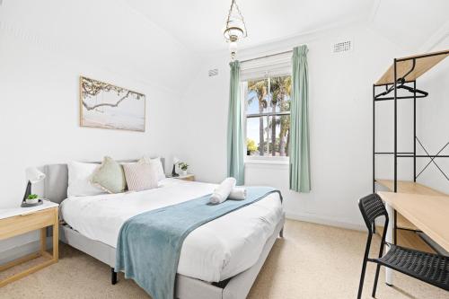 a bedroom with a bed and a desk and a window at Quaint Double Room - Seconds to Shops & Eateries - Shared Bathroom in Sydney