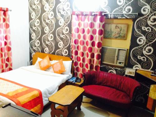 Letto o letti in una camera di Hotel Bengal -100m from Park Circus 7 Point