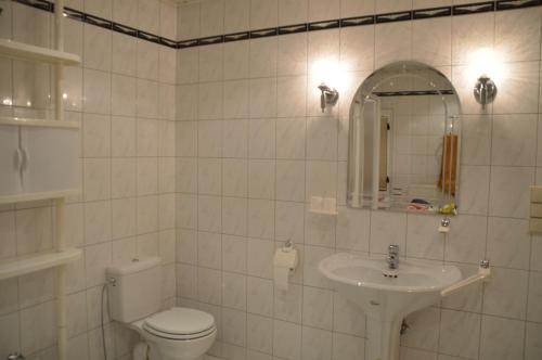  Bergpanorama Ruhla -  Chambre  photo :   Shower    Bath    TV                           