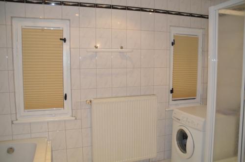  Bergpanorama Ruhla -  Chambre  photo :   Shower    Bath    TV                           