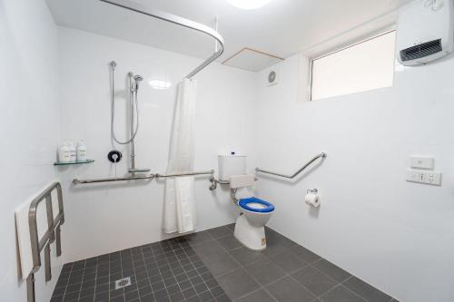 a bathroom with a toilet and a shower at Leura Gardens Resort in Leura