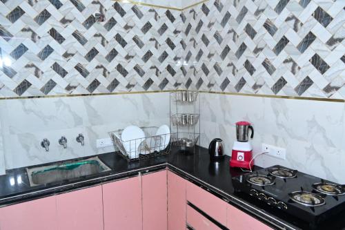 Η κουζίνα ή μικρή κουζίνα στο Hare Rama Palace