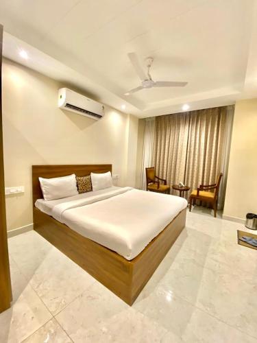a bedroom with a large bed in a room at Rs kings hotel in Zirakpur