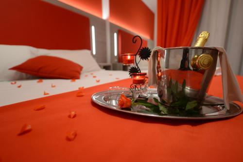 a table with a bowl of flowers on a bed at Hotel Nuova Orchidea in Dresano