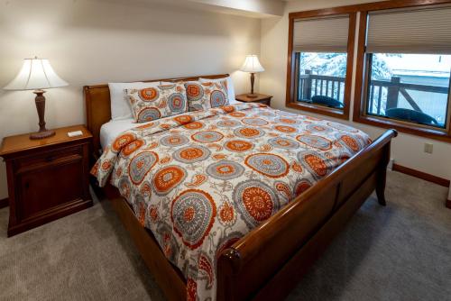 una camera da letto con un letto grande e una finestra di 1307A - One Bedroom Standard Eagle Springs West condo a Solitude