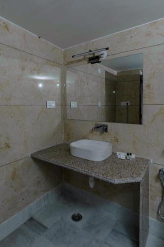 a bathroom with a sink and a mirror at Marubhumi Luxury Resort in Sām
