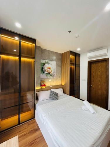 a bedroom with a large white bed in it at Moon Room Green Pearl Bac Ninh in Hòa Ðình