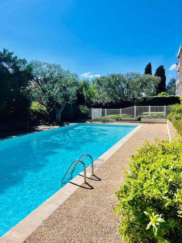 - une piscine avec un banc métallique à côté dans l'établissement Grand T2 lumineux, avec vue et piscine, à Toulon