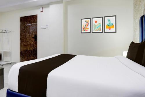 Katil atau katil-katil dalam bilik di Super Townhouse Khammam Formerly Bluemoon