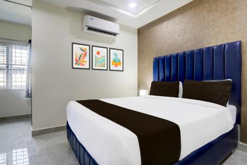 Katil atau katil-katil dalam bilik di Super Townhouse Khammam Formerly Bluemoon