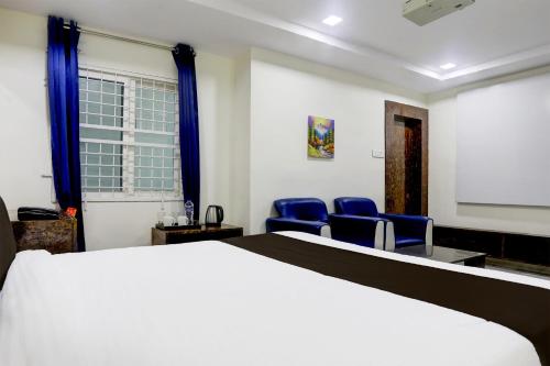 Katil atau katil-katil dalam bilik di Super Townhouse Khammam Formerly Bluemoon