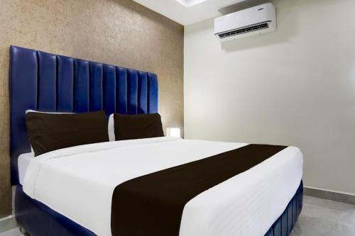 Katil atau katil-katil dalam bilik di Super Townhouse Khammam Formerly Bluemoon