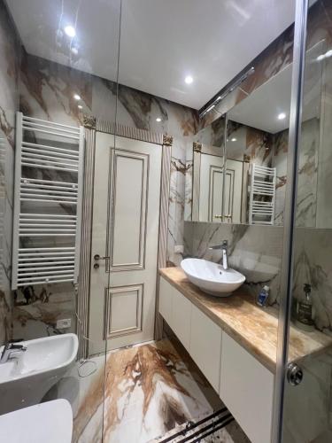 Bilik mandi di Tirana appartment 4U