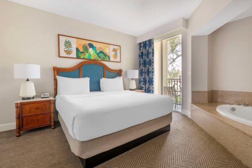 Rúm í herbergi á Hilton Vacation Club Cypress Pointe Orlando