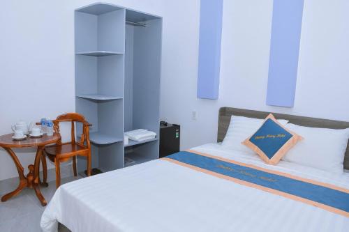 Ένα ή περισσότερα κρεβάτια σε δωμάτιο στο Phượng Hoàng hotel