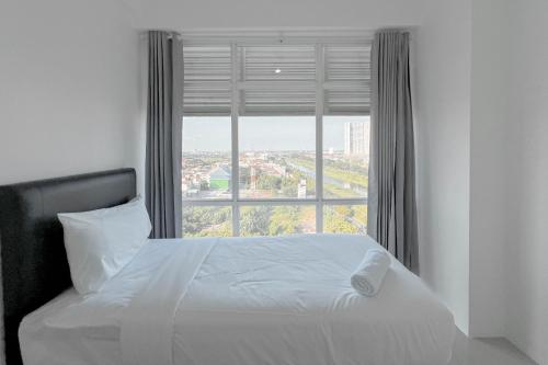 Ένα ή περισσότερα κρεβάτια σε δωμάτιο στο Spacious and Restfull 3BR at Bale Hinggil Apartment By Travelio