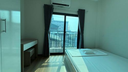 Ένα ή περισσότερα κρεβάτια σε δωμάτιο στο Era Apartment Doãn Kế Thiện