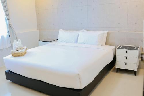 Cama o camas de una habitación en R2 Bed and Pool Kanchanaburi