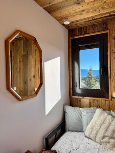 un salon avec une fenêtre et un canapé dans l'établissement Studio pied des pistes Pyrenees 2000, à Bolquère-Pyrénées 2000