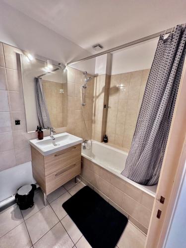 Ένα μπάνιο στο Appart T2 élégant 5 pers - Hypercentre - Spacieux