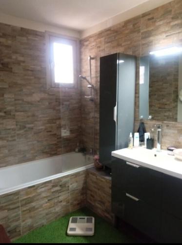 une salle de bain avec une baignoire, un lavabo et une douche dans l'établissement Maison entre mer et montagne, à Pollestres